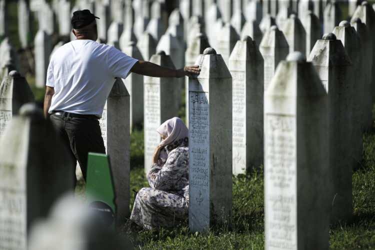 <p>Savaşın ardından kayıpları bulmak için başlatılan çalışmalarda, toplu mezarlarda cesetlerine ulaşılan kurbanlar, kimlik tespitinin ardından her yıl 11 Temmuz'da Potoçari Anıt Mezarlığı'nda düzenlenen törenle toprağa veriliyor.</p>
