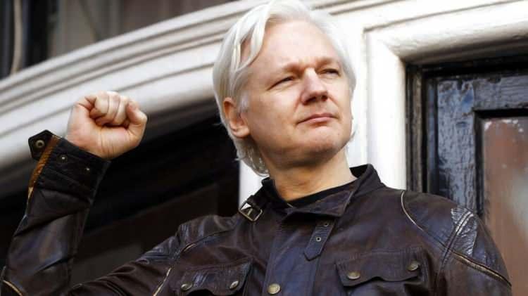 <p><strong><span style="color:#B22222">WIKILEAKS KURUCUSU SERBEST KALDI</span></strong></p>

<p> </p>

<p>• Wikileaks kurucusu Julian Assange, Avustralya'ya geri salıverilmesi karşılığında bir federal suçtan suçlu bulunmak için ABD ile bir anlaşma yaptı . Ertesi gün serbest bırakıldı.</p>
