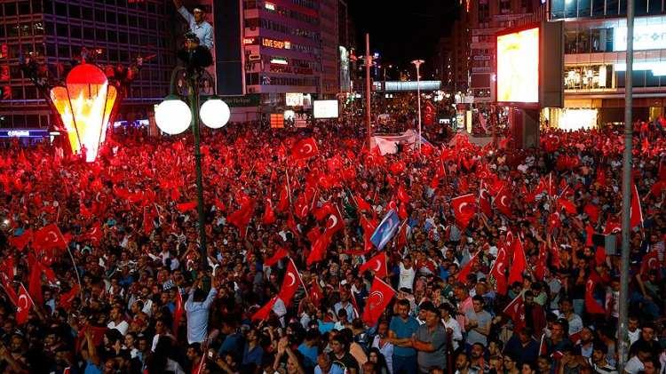 <p>&Ouml;te yandan sayılı g&uuml;nler kalırken vatandaş hain darbe girişimine karşı tutulumu yeniden merak konusu oldu.&nbsp;</p>
