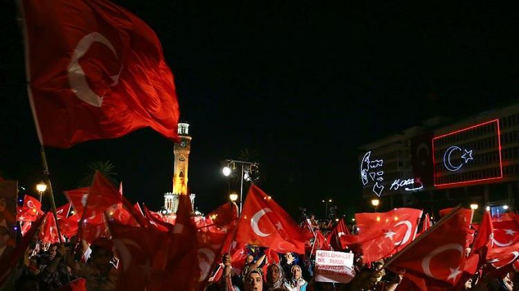 <p>Areda Survey Araştırma Şirketi'nin darbe girişiminin sekizinci yılında ger&ccedil;ekleştirdiği &ouml;zel araştırmaya g&ouml;re'darbe olsa yine sokağa &ccedil;ıkar mısınız' anketinin sonu&ccedil;larını paylaştı.&nbsp;</p>
