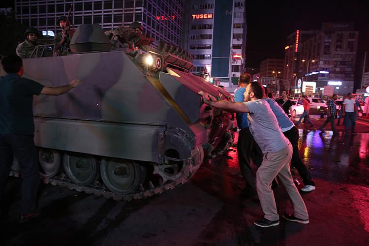 <p>15 Temmuz darbe girişiminin asıl faillerinin yakalanmadığını ifade edenlerin oranı 2018&rsquo;de y&uuml;zde 46,2 iken 2019&rsquo;da y&uuml;zde 48,1 oluyor. 2021&rsquo;de y&uuml;zde 39,1&rsquo;e kadar d&uuml;şt&uuml;ğ&uuml;, 2024&rsquo;te ise y&uuml;zde 58,7&rsquo;ye kadar y&uuml;kseldiği g&ouml;r&uuml;l&uuml;yor.</p>

<p>&nbsp;</p>
