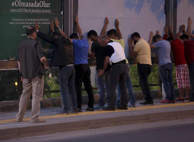 <p>Asıl faillerinin yakalandığını ifade edenlerin oranı ise sırasıyla; y&uuml;zde 53,8, y&uuml;zde 51,9, y&uuml;zde 60,9, y&uuml;zde 41,3.</p>

<p>&nbsp;</p>
