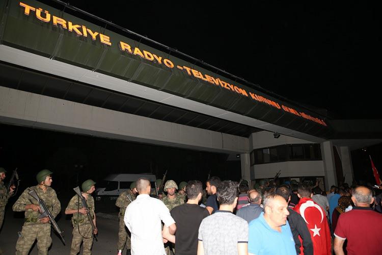 <p>Asıl faillerinin yakalandığını ifade edenlerin oranı ise sırasıyla; y&uuml;zde 53,8, y&uuml;zde 51,9, y&uuml;zde 60,9, y&uuml;zde 41,3.</p>

<p>&nbsp;</p>
