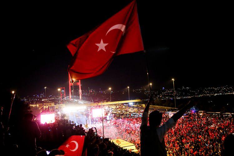 <p>15 Temmuz darbe girişiminin uzun vadede T&uuml;rkiye&rsquo;yi en &ccedil;ok hangi alanda etkilediği sorulduğunda halkın y&uuml;zde 34,4&rsquo;&uuml; ekonomi, y&uuml;zde 22,9&rsquo;u adalet, y&uuml;zde 12,1&rsquo;i toplumsal psikoloji, y&uuml;zde 11,8&rsquo;i dine bakış a&ccedil;ısı, y&uuml;zde 9,7&rsquo;si demokrasi, y&uuml;zde 5,7&rsquo;si g&uuml;venlik ve y&uuml;zde 3,3&rsquo;&uuml; eğitim sistemini etkilediğini belirtmiştir.</p>

<p>&nbsp;</p>
