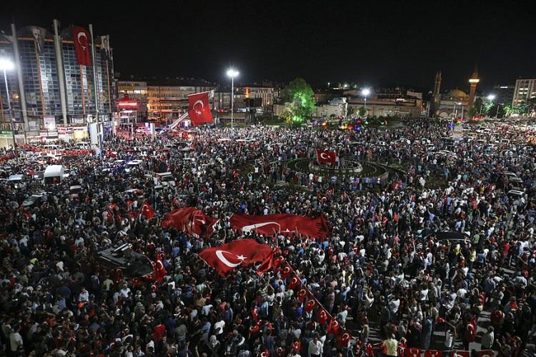 <p><span style="color:rgb(178, 34, 34)"><strong>T&uuml;rkiye&rsquo;de hala bir darbe tehlikesi var mı?</strong></span></p>

<p>&nbsp;</p>
