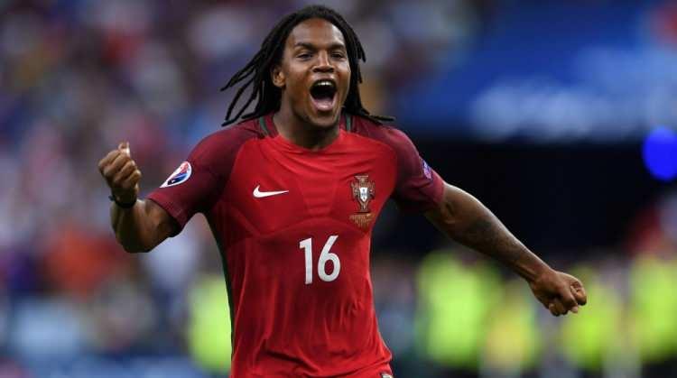 <p><strong>RENATO SANCHEZ'İN REKORUNU KIRDI</strong><br />
<br />
13 Temmuz 2007 doğumlu Yamal, İngiltere'ye karşı forma giyerek, EURO 2016 finalinde Fransa'ya karşı Portekiz formasıyla 18 yaş 328 günlük iken sahaya çıkan Renato Sanchez'e ait rekoru kırdı.</p>
