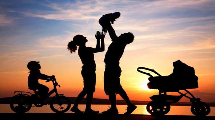 <p>Taze sıkılmış meyve sularını tercih edin. Havuç, salatalık ve pancar gibi taze sebze suları, sıvı alımının yanı sıra gerekli vitamin ve mineral alımını da sağlar.</p>