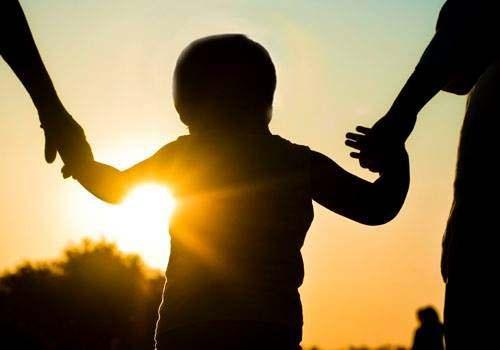 <p><strong>“Hafif ve hava geçiren giysiler seçin, rahat ayakkabılar giyin"</strong></p>
<p><br />
Dr. Nigar Allahverdiyeva şunları söyledi: "Hamile kadınlar, en sıcak yaz aylarında rahat kalabilmek için bol, hava geçiren giysiler giymelidir.</p>