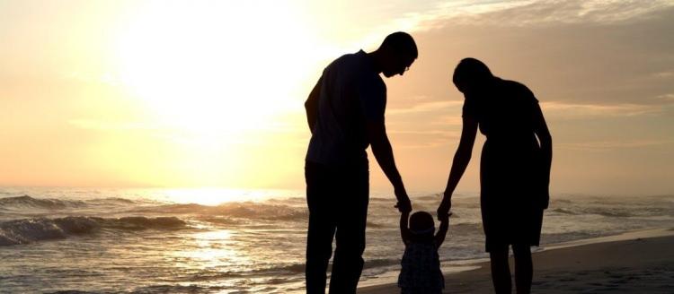 <p>Ayak bileklerinde şişkinliği azaltmak için bacaklarınızı yükseltin. Ayaklarda ve ayak bileklerinde şişme, mevsim ne olursa olsun, özellikle sıcaklığın yüksek olduğu yaz aylarında hamilelik sırasında sık görülür.</p>