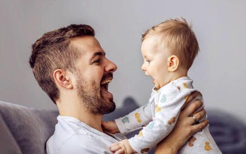 <p>Hamilelik için güneş kremi seçerken, UVA ve UVB ışınlarına karşı geniş spektrumlu koruma sağlayan, en az 30 SPF'li (güneş koruma faktörü) bir ürün seçin.</p>