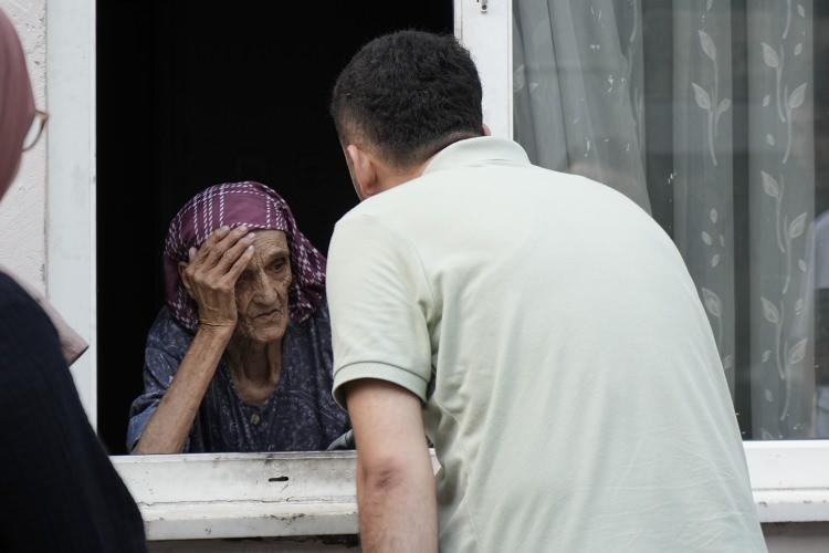 <p><strong>Safiye teyze evinde yalnız kaldığı sürece temizliği yapıldı, yemeği belediyeden geldi. Geçen sene çocukları tarafından yatış işlemleri için müracaatta bulunuldu.</strong></p>
