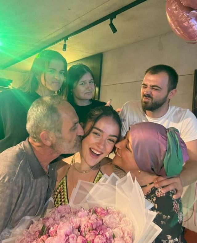 <p><span style="color:#800080"><strong>ABİSİ FURKAN GÜNEŞ'TEN DUYGUSAL MESAJ!</strong></span></p>
<p>Zehra Güneş'in doğum gününde sosyal medya hesabı üzerinden duygusal bir paylaşımda bulunan <strong>Furkan Güneş</strong>, ailesiyle ve kız kardeşleriyle olan kareleri paylaştı.</p>
