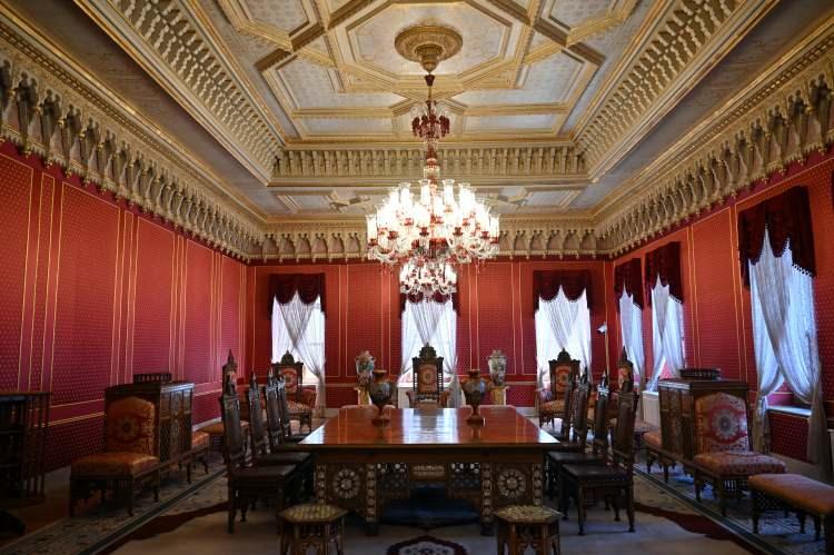 <p>Yıldız Sarayı kompleksi, Osmanlı Devleti'nin son sarayı olması açısından ayrı bir önem taşıyor.</p>
<p> </p>
<p>Asıl şeklini Sultan II. Abdülhamid döneminde alan saray, 33 yıl boyunca devletin yönetim merkezi, Sultan'ın ve ailesinin ikametgahı olarak kullanıldı. Yıldız Sarayı, Sultan II. Abdülhamid'in 1909'da tahttan indirilmesiyle önemini yitirdi.</p>
<p> </p>
<p>Son Osmanlı padişahı Sultan VI. Mehmed Vahdeddin döneminde de bir süre kullanılan saray, 1922'de saltanatın kaldırılmasıyla kapılarını tümüyle dış dünyaya kapattı.</p>
<p> </p>
<p>Yıldız Sarayı, 1924'te Erkan-ı Harbiye Mektebi'ne tahsis edildi ve 1946'dan itibaren uzunca dönem <em><strong>"Harp Akademileri"</strong></em> olarak kullanıldı. Kültür Bakanlığı çatısı altında 1978'de hizmet veren kompleks, 2015'te Cumhurbaşkanlığına bağlandı. Milli Saraylara 2018'de devredilen saray, aynı yıl restorasyona alındı.</p>
<p> </p>
<p>Beşiktaş'ın Yıldız tepesinde yaklaşık 500 bin metrekarelik bir alana kurulan Yıldız Sarayı kompleksi, pazartesi dışında her gün ziyarete açık olacak.</p>