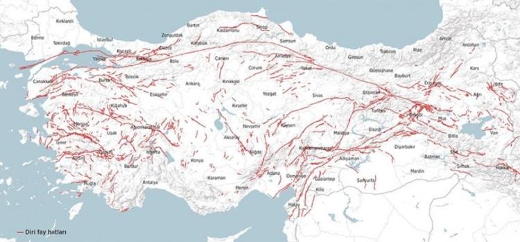 <p>Prof. Dr. Ersoy, Marmara Denizi'nde bu tür depremlerin normal olduğunu belirterek, <em><strong>"Biz hep doğu - batı kabul edilen kuzey anadolu fayı üzerinde depremlere alışkınken burada kuzey ve güney yönlerinde bir hareketlilik var. Burası enteresan yerlerden bir tanesi. İzlenmesi gereken yerlerden bir tanesi. Farklı çalışan bir mekanizma var burada. Dikkat edilmesi gerekiyor. Ana fay hattı üzerinde değil ama Türkiye'de 5.5'i geçen depremler yıkıcı olabiliyor. Marmara'nın hem kuzeyinde hem güneyinde 6.5 büyüklüğünde bir deprem yıkıcı etki yaratabilir. 4.1'den sonra gelen depremlere dikkat etmek gerekiyor. Marmara Denizi içerisinde bu büyüklükte deprem olması çok normal. Bunları büyük bir depremin habercisi olarak yorumlamak için bu yüzden biraz erken" </strong></em>diye konuştu.</p>
