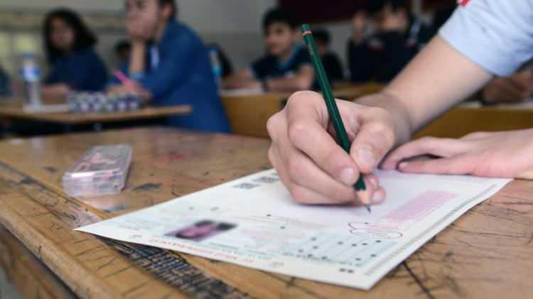 <p>Üçüncü oturumda beş dilde uygulanan YDT’de ise her bir dil testi için adaylara 80 soru soruldu ve 120 dakika süre verildi.</p>
