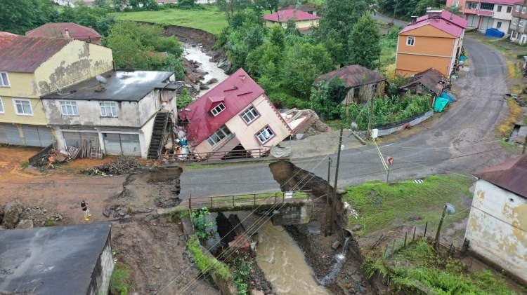 <p>Giresun'da sağanakta derenin üstüne yapılan bir ev yan yattı, bazı ev ve iş yerlerini su bastı.</p>
