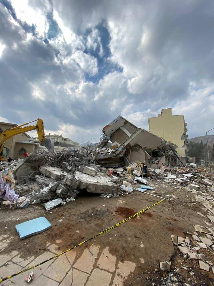 <p>6 Şubat'taki deprem felaketinde yıkılarak 29 kişinin ölümüne neden olan Kahramanmaraş'ın Türkoğlu ilçsindeki Özlem Bayraktar Apartmanı'na ilişkin davanın ilk duruşması görüldü. </p>
