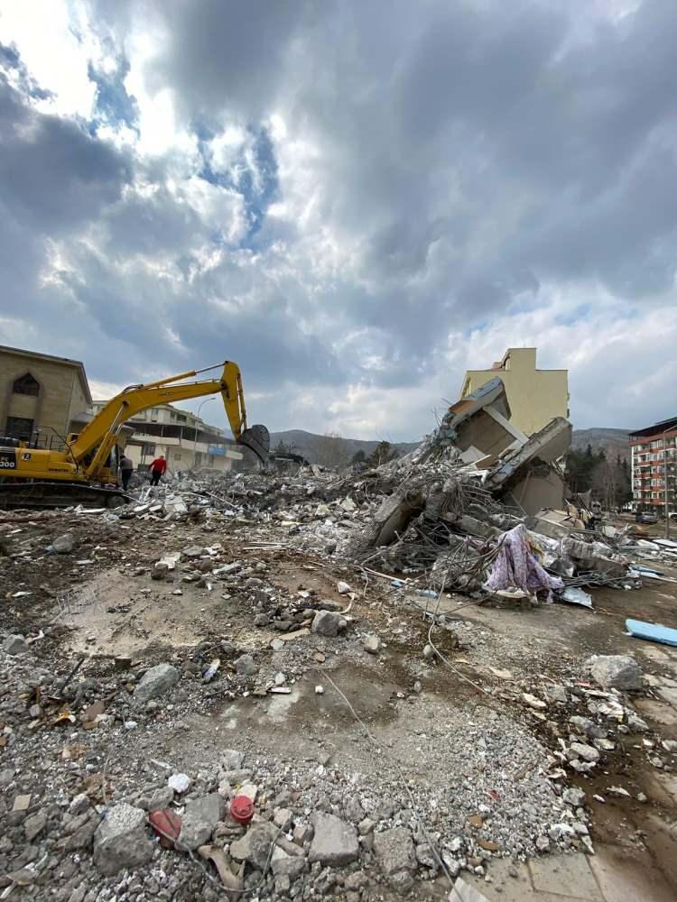 <p>29 kişi hayatını kaybettiği, 13 kişinin yaralandığı binanın yıkılmasıyla ilgili başlatılan soruşturmada müteahhit Kadir Atmaca, tutuklandı. Soruşturma kapsamında toplanan tüm delil, fotoğraf, video ve belgeler nihai rapor için Karadeniz Teknik Üniversitesi'ne gönderildi.</p>