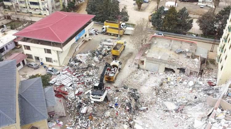 <p>7 kişilik bilirkişi tarafından hazırlanan raporda, 2020 yılında yaşamın başladığı binanın yıkılmasından dolayı müteahhit, şantiye şefi, yapı denetim şirketi yetkilileri, statik uygulama denetçisi, uygulama denetçisi ve kontrol elemanı 'asli' kusurlu, belediyenin yapı kontrol birimi 'tali' kusurlu olarak gösterildi.</p>