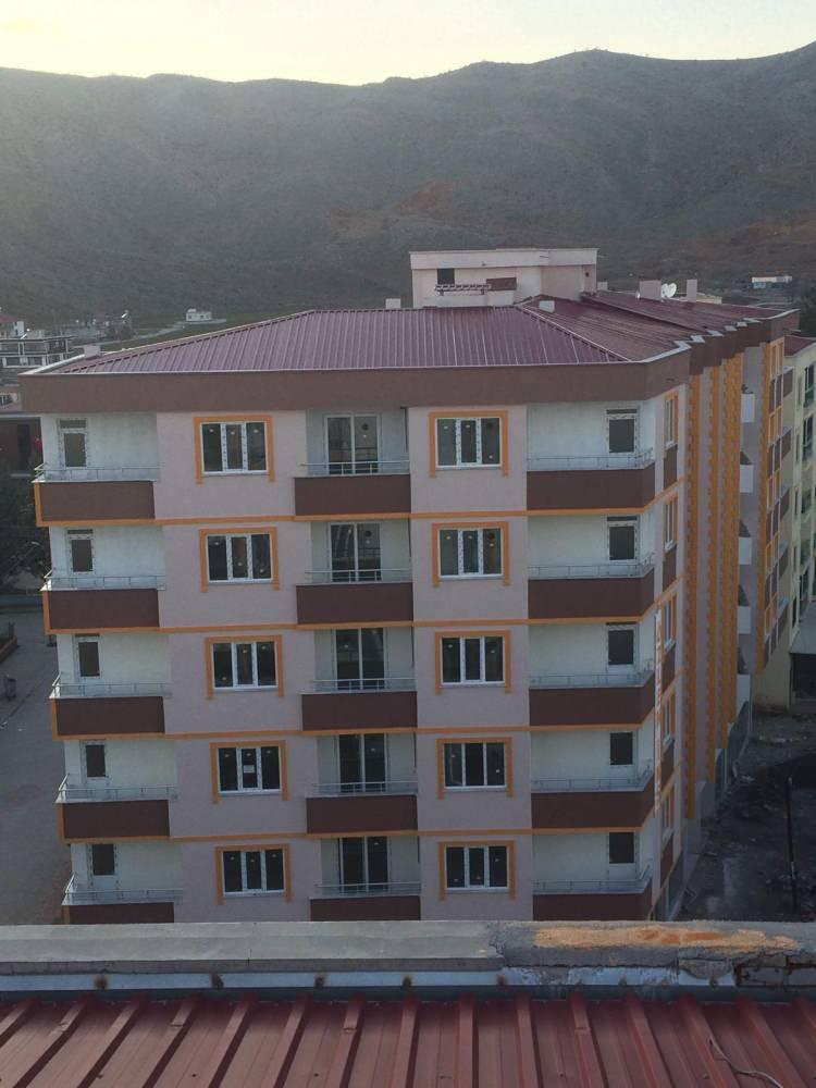 <p><span style="color:#FF0000">ÇİRİŞOĞLU: GÖREVLENDİRİLDİĞİMDE YAPI TAMAMLANMIŞTI</span></p>
<p> </p>
<p>Yapı denetim şirketi yetkililerinden inşaat mühendisi Hakan Çirişoğlu da kendisine yönelik suçlamaları kabul etmedi. Yıkılan binaya 2022 yılının Aralık ayında görevlendirildiğini belirten Çirişoğlu, <strong>"Depremden yaklaşık 2 ay önce gibi buraya görevlendirildim. Zaten görevlendirildiğimde yapı tamamlanmıştı. Yapıya müdahale edebileceğim herhangi bir şey yoktu. Zaten önünüzdeki dosyalarda bana ait herhangi bir imza, herhangi bir yaptırdığım imalat, herhangi bir seviye artışı bulunmamaktadır. Yapıyı incelemeye fırsat bulamadan da deprem oldu ve bina yıkıldı"</strong> dedi.</p>
<p> </p>
<p>Tutuksuz sanıklardan Nevzat Bol, <strong>"Yapı denetim şirketinden 4 Haziran 2018 tarihinde istifa ettim. Dava dosyasında bulunan betonarme uygulama projesi kapağındaki ve proje kontrol formundaki imzalar, bana ait değildir. İmza örneğimin alınmasını ve dosyadaki imzalar ile karşılaştırılmasını talep ediyorum" </strong>diye konuştu.</p>