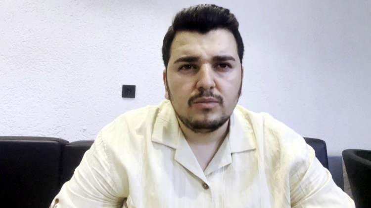 <p>Müteahhit Kadir Atmaca, şantiye şefi Beyza Aygün Bağdatlı'nın savunması ve dosyadaki belgeler sorulunca şunları anlattı:</p>
<p>"Yapı denetim belgelerinde şantiye şefi olarak imzayı ben attım, çoğunlukla işim olması ve evrakların tamamlanması nedeniyle imzaları ben attım ancak şantiye şefi olarak Beyza Aygün Bağdatlı ile anlaşmıştım. Aile şirketiydik, kendisine harçlık verdim. Yalan söylemeye gerek yok; sigorta yapmadık. Yeni mezundu, stajyer gibiydi. İşi öğrensin diye yardımcı olduk, bize de şantiye şefi gerekliydi."</p>