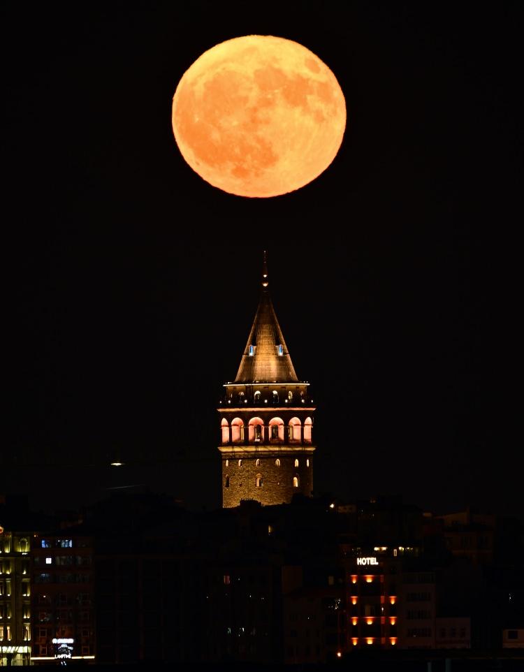 <p>İstanbul'da dolunay, Büyük Çamlıca Camii ile birlikte görüntülendi.</p>
