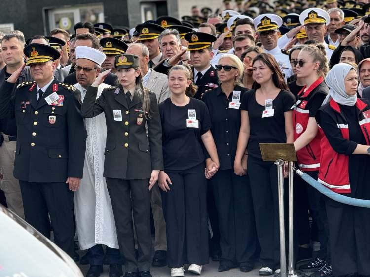 <p>Törene; Çalışma ve Sosyal Güvenlik Bakanı Vedat Işıkhan, Ankara Valisi Vasip Şahin, Genelkurmay 2'nci Başkanı Orgeneral İrfan Özsert, Ankara Emniyet Müdürü Ergin Dinç, MHP Genel Başkan Yardımcısı Yaşar Yıldırım, şehidin yakınları ve çok sayıda vatandaş katıldı.</p>
