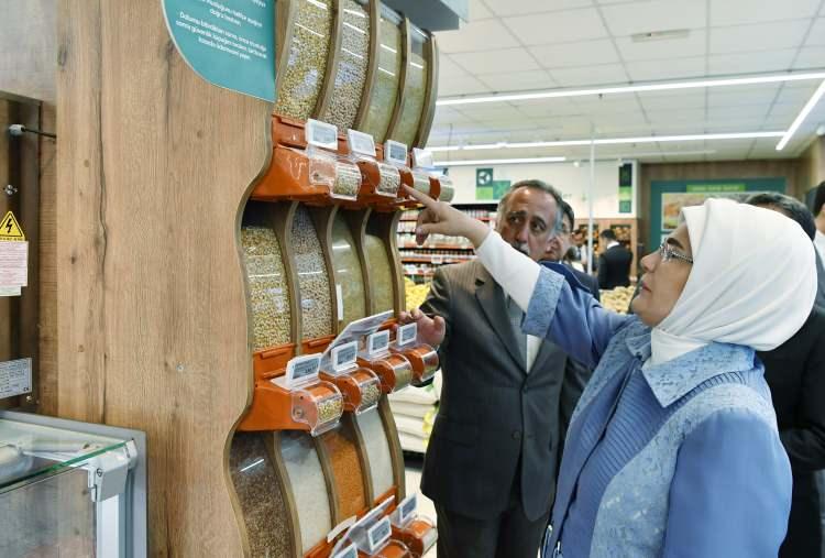 <p>Çölyak hastaları ile glütensiz beslenmeyi tercih edenlere yönelik temel gıda, atıştırmalık ve kahvaltılık kategorilerindeki çok sayıda ürünü de inceleyen Emine Erdoğan, organik bakliyat ürünlerinin konvansiyonel ürünlerle temasını önleyecek şekilde satışa sunularak, el değmeden paketleme imkanı sunan "bakliyat ve kuruyemiş çeşmesi" hakkında da bilgi aldı.</p>
