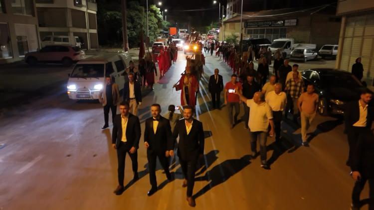 <p>‘Mario' kostümü giyen damat ve sağdıç, bu sefer ‘La Casa De Papel' adlı dizide rol alan oyuncuların kostümlerini giyen başka bir grup ile karşılaştı. Elleri kelepçelenen damat ve sağdıcına sürpriz bir sulu işkence başladı.</p>

<p> </p>
