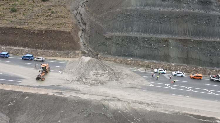 <p>Tek yönlü ulaşıma kapatılan yolda, jandarma ve polis ekipleri güvenlik önlemi aldı.</p>

<p> </p>
