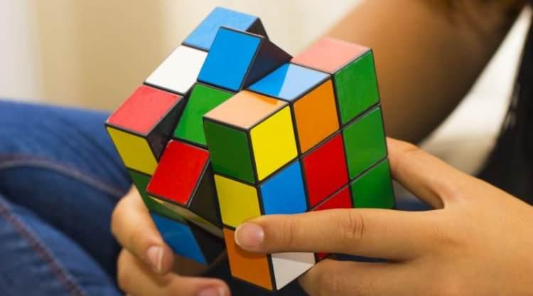 <p>Erno Rubik, küpün başarısını, "İnsanın merakını, oyun oynama isteğini ve problem çözme becerisini bir araya getiriyor." sözleriyle açıklıyor.</p>

<p> </p>
