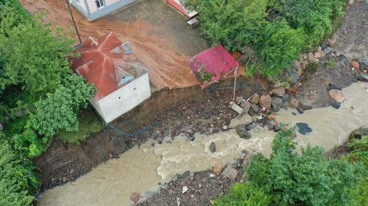 <p>Espiye ilçesinin Merkez Mahallesi Odadüzü mevkisi ile Cevdet Sunay Caddesi'ndeki bazı ev ve iş yerlerini su bastı. Belediye ekipleri suların tahliyesi için çalışmalarını sürdürüyor.</p>
