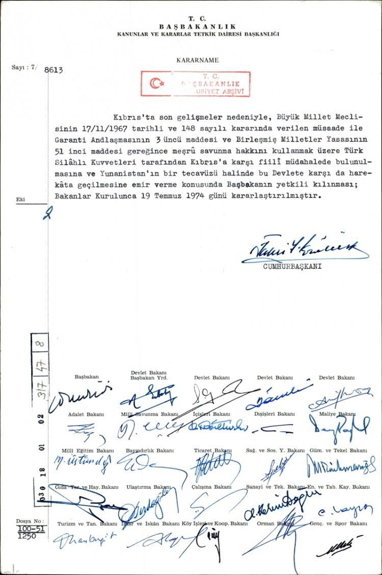 <p>"Kıbrıs'ta son gelişmeler nedeniyle, Büyük Millet Meclisinin 17.11.1967 tarihli ve 148 sayılı kararında verilen müsaade ile Garanti Antlaşması'nın 3'üncü maddesi ve Birleşmiş Milletler Yasası'nın 51'inci maddesi gereğince meşru savunma hakkını kullanmak üzere Türk Silahlı Kuvvetleri tarafından Kıbrıs'a karşı fiili müdahalede bulunulmasına ve Yunanistan'ın bir tecavüzü halinde bu devlete karşı da harekata geçilmesine emir verme, konusunda Başbakanın yetkili kılınması Bakanlar Kurulunca 19 Temmuz 1974 günü kararlaştırılmıştır."</p>
