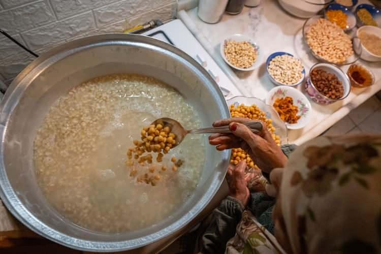 <p>Aşure, Arapçada "10" anlamına geliyor ve İslami takvimin ilk ayı olan Muharrem ayının 10. günü için kullanılıyor. </p>

<p> </p>
