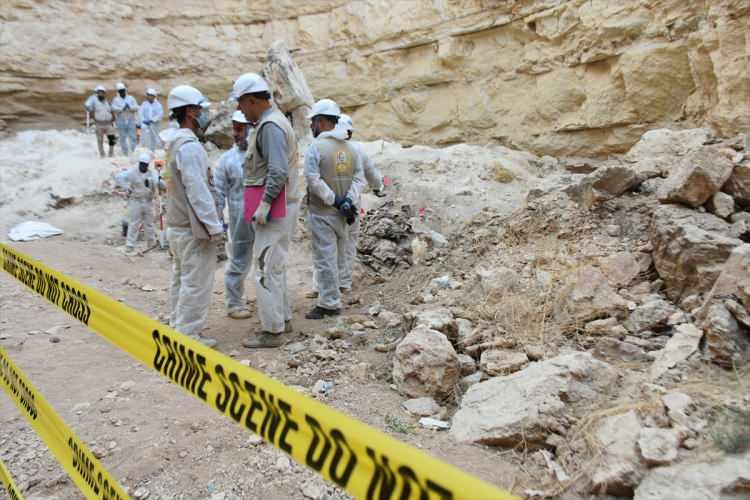 <p>Yaptıkları araştırma ve merkezlerine yapılan başvurulara göre Telafer'de bin 300'ün üzerinde Türkmenin akıbeti hakkında bilgi olmadığına dikkati çeken Habib, bu derin kuyuda binlerce cesedin olduğunu tahmin ettiklerini belirtti.</p>
