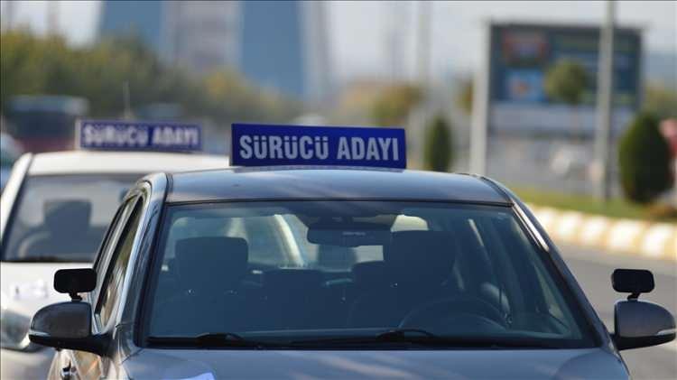 <p>Yeni yönetmelikte sınav güzergahlarında da değişiklik yapılması bekleniyor. Sınavlar için iki farklı güzergah bulunacak. Adayların hangi güzergahta sınava gireceği, komisyon tarafından çekilen kura ile belirlenecek.</p>
