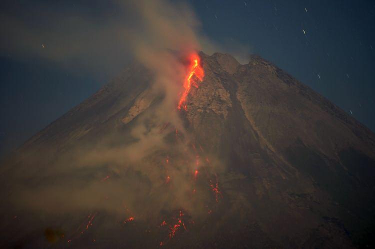 

<p> Jeolojik Afet Araştırma ve Teknoloji Geliştirme Merkezi (BPPTKG) tarafından yayınlanan rapora göre, deniz seviyesinden 2.968 metre yükseklikteki Merapi Dağı’nda, maksimum 1600 metre fırlatma mesafesine sahip 13 akkor lav akıntısı meydana gelmiş olup, 3. seviyedeki alarm durumu devam ediyor.</p>
<p>
”/><br />
						</figure>
</p></div>
</p></div>
<p>								<!-- Scroller Status / Loading --></p>
<p>				<input id=