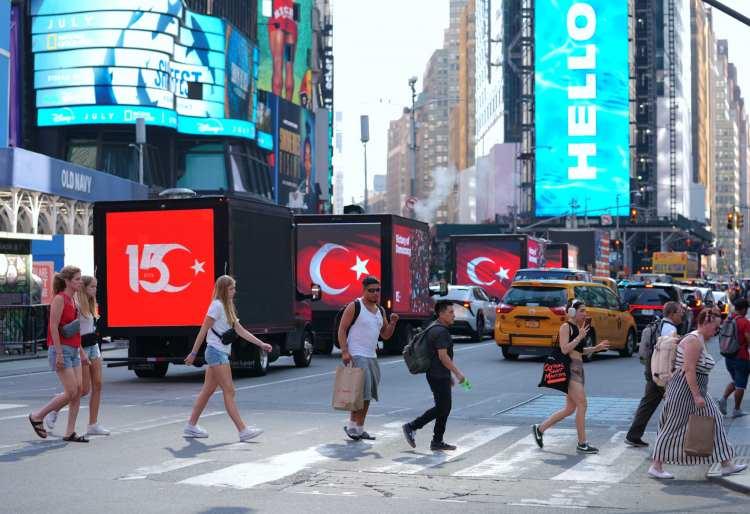 <p>- Times Meydanı’nda 15 Temmuz sergisi</p>

<p>New York'un ünlü Times Meydanı'nda ayrıca Türk Amerikan Ulusal Yönlendirme Komitesi (TASC) tarafından 15 Temmuz Demokrasi ve Milli Birlik Günü nedeniyle sergi düzenledi.</p>
