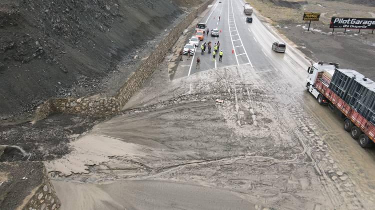 <p>Erzincan-Sivas kara yolunun Sakaltutan Tüneller mevkisinde yağışlar nedeniyle heyelan meydana geldi.</p>

<p> </p>
