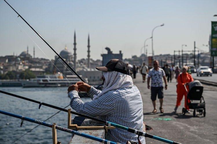 <p>Avcılar'da hava sıcaklığı 25,7, hissedilen sıcaklık 28,3, nem oranı yüzde 83 olarak ölçüldü. Bağcılar'da hava sıcaklığı 25,4, hissedilen sıcaklık 28,2, nem oranı yüzde 87'ye ulaştı.</p>

<p> </p>
