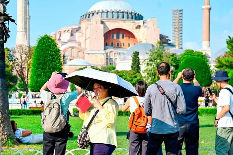 <p>Üsküdar'da hava sıcaklığı ve hissedilen sıcaklık 23,8, nem oranı yüzde 86'ya ulaşırken, Zeytinburnu'nda hava sıcaklığı 25,7, hissedilen sıcaklık 28,3, nem oranı da yüzde 83'e ulaştı.</p>

<p> </p>
