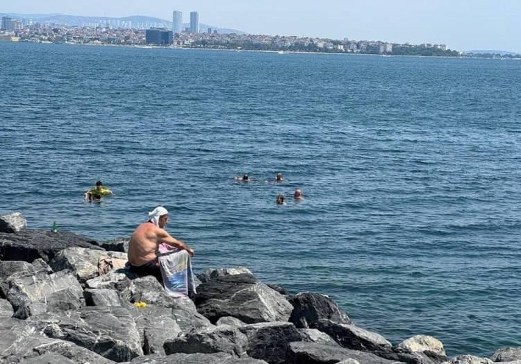 <p>Kadıköy'de hava sıcaklığı 26,8, hissedilen sıcaklık 30,8, nem oranı da yüzde 87 olarak kaydedilirken, Kağıthane'de hava sıcaklığı 25,3, hissedilen sıcaklık 29,1, nem oranı da yüzde 98'i buldu.</p>

<p> </p>
