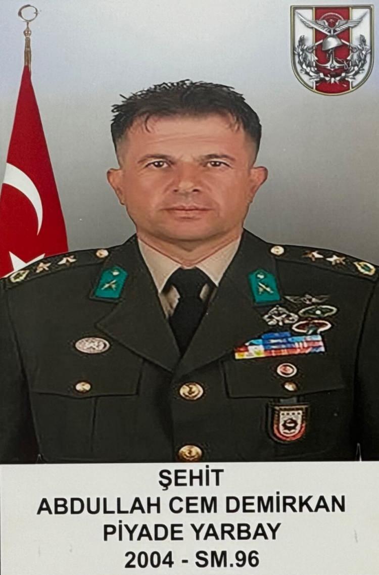 <p>Piyade Yarbay Abdullah Cem Demirkan, 4 Temmuz'da Pençe-Kilit Operasyonu bölgesinde PKK'lı teröristlerin tuzakladığı EYP'nin infilak etmesi sonucu yaralandı. Ankara'da Gülhane Eğitim ve Araştırma Hastanesi'nde tedavi altına alınan Demirkan, dün şehit oldu.</p>
