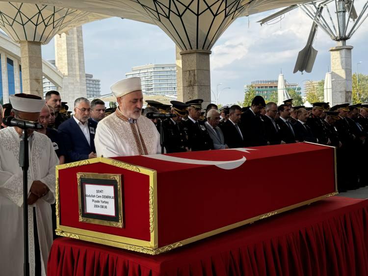 <p>Şehidin annesi Ayfer ile babası Bekir Sami Demirkan, tabutun arkasından gözyaşı döktü. </p>
