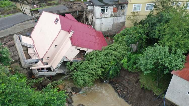 <p>Karadeniz Sahil Yolu'nun Keşap ve Espiye ilçeleri arasındaki bazı bölgelerde rüzgar ve yağışın etkisiyle ağaçlar yola devrildi. Karayolları ekipleri devrilen ağaçları kaldırmak için çalışmalarını sürdürüyor.</p>
