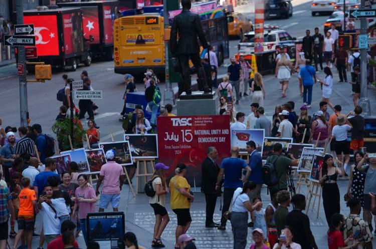 <p>Cumhurbaşkanlığı İletişim Başkanlığının organizesinde led ekranlı kamyonetler, ABD'de vatandaşlara 15 Temmuz’u anlattı.</p>
