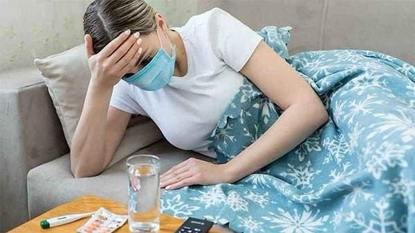 <p>Kirli sulardan ve çiğ yenilen gıdalardan ağız yoluyla alınan ve mide bağırsak hastalıkları, besin zehirlenmesi yapan etkenlerin hepsinin bulaştığını vurgulayan Prof. Dr. Balık <strong>“Bunlar arasında tifo, dizanteri, kolera, koli ve stafilokok gibi bakterilere bağlı besin zehirlenmeleri ya da bağırsak enfeksiyonları, nörovirüs gibi virüslere bağlı yine bulantı ve kusma ile</strong> seyreden hastalıkları sayabiliriz” dedi.</p>
<p> </p>