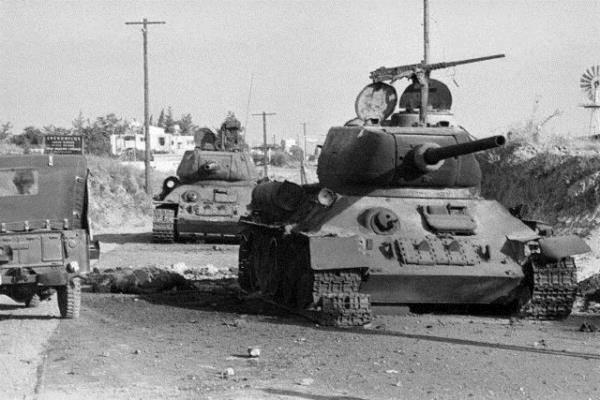 <p>Saldırılar karşısında direniş teşkilatları kuran Kıbrıslı Türkler de güçlerini 1958'de Türk Mukavemet Teşkilatı (TMT) çatısı altında birleştirdi.</p>