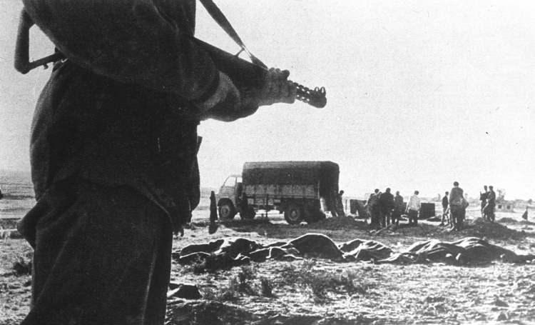 <p>1 Nisan 1955'te kanlı eylemlerine başlayan ve <strong><em>"Enosis"</em></strong>e karşı olan herkesi düşman ilan eden örgüt, 1958 sonuna kadar 400 Rum, 109 Türk ve 100 İngiliz'i öldürdü, 33 Türk köyünde yaşayanlar ise EOKA'nın faaliyetleri nedeniyle göç etmek zorunda kaldı.</p>