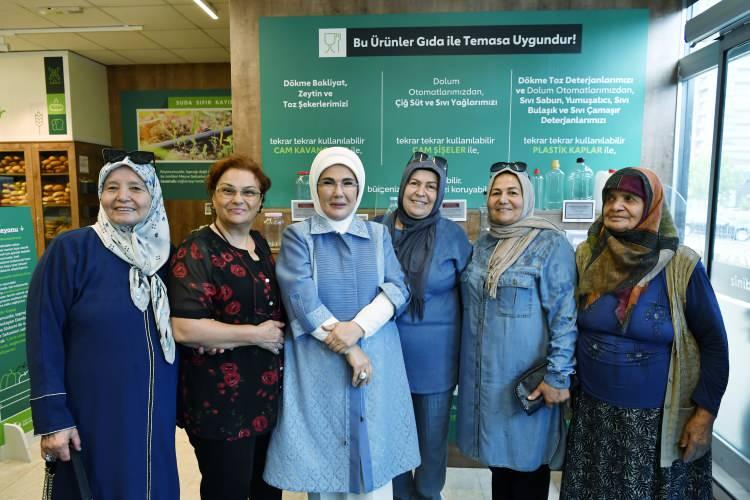 <p>Emine Erdoğan'dan ziyarete ilişkin paylaşım</p>

<p>Emine Erdoğan, ziyarete ilişkin sosyal medya hesabından paylaşımda bulundu.</p>

<p>Türkiye'de bir ilk olarak Ankara'da hayata geçirilen, atıksız yaşam biçimini teşvik eden, "Tarım Kredi Sıfır Market"i ziyaret ettiğini belirten Emine Erdoğan, şunları kaydetti:<br />
<br />
"Geri dönüşüm otomatını ve dolum istasyonunu inceleyerek, ata tohumdan yetiştirilen ürünler ile kadın kooperatiflerimizin ürettiği ürünler hakkında bilgi aldım. Sıfır Atık felsefesinin, günlük yaşamın bir parçası haline gelmesi için verilen bu çabanın, her çevre dostunun desteğiyle daha da anlam kazanacağına yürekten inanıyorum. Sadece bugünü değil, geleceği de düşünerek hayata geçirilen projenin ülke genelinde yaygınlaşmasını diliyor, emek verenlere teşekkür ediyorum."</p>
